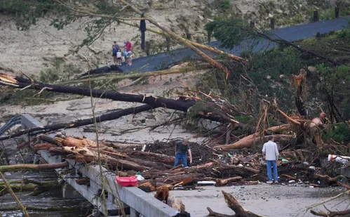 
          Imagem ilustrativa da imagem Enchente no Texas deixa mais de 20 mortos e 23 meninas desaparecidas em acampamento
          