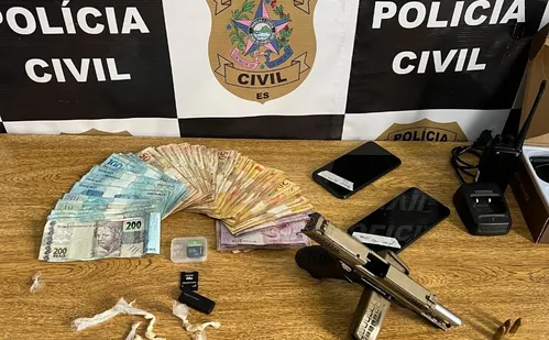 
          Imagem ilustrativa da imagem Operação prende gerente do tráfico em Fundão, além de armas e dinheiro
          