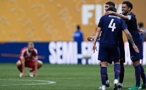 
          Imagem ilustrativa da imagem PSG é cirúrgico, bate Bayern em jogaço digno de Liga dos Campeões e vai à semifinal
          