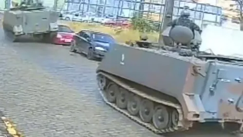 
          Imagem ilustrativa da imagem Tanque do Exército na contramão passa por cima de carro estacionado; veja vídeo
          