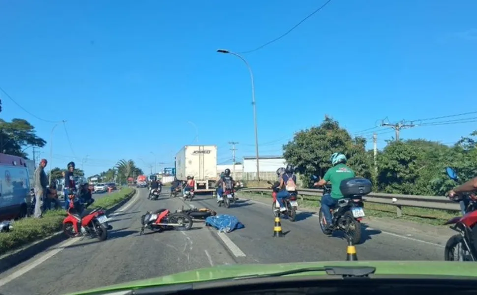 Imagem ilustrativa da imagem Acidente entre carreta e motos deixa um morto e interdita trecho da BR-101 na Serra