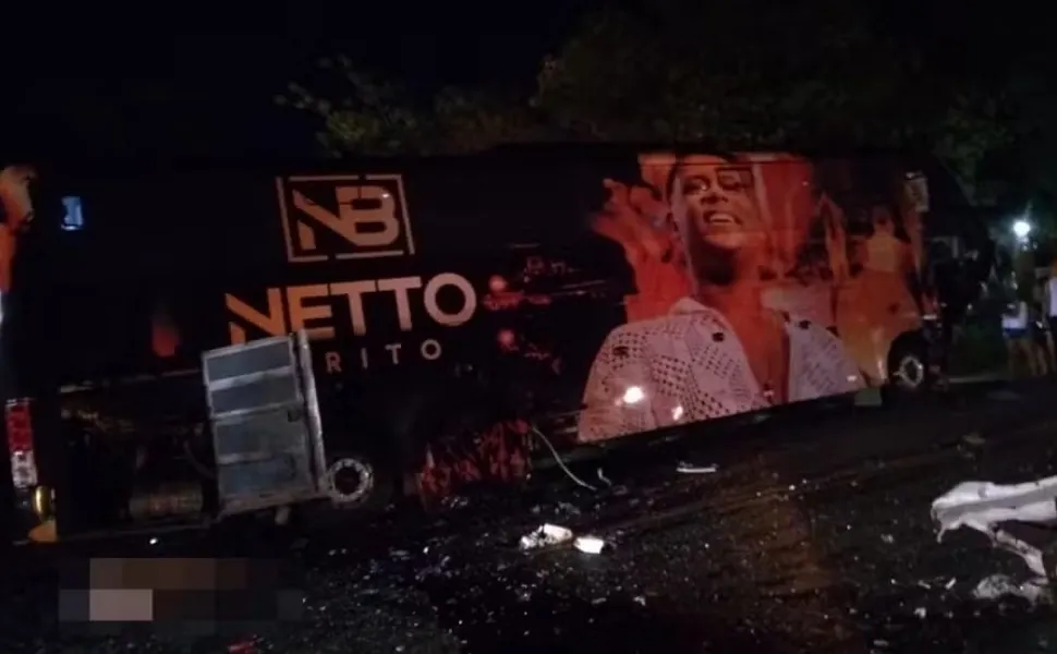 Imagem ilustrativa da imagem Acidente entre ônibus de banda e carro deixa três mortos na Bahia