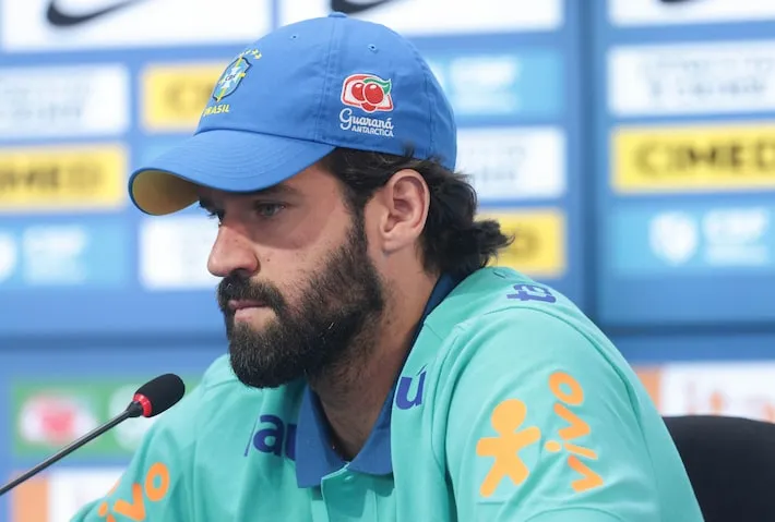 Imagem ilustrativa da imagem Alisson desfalca pré-temporada do Liverpool na Ásia sob alegação de ‘problemas pessoais’