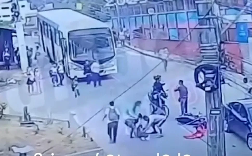 Imagem ilustrativa da imagem Aluno é atropelado por moto em frente a escola em Cariacica; Veja vídeo