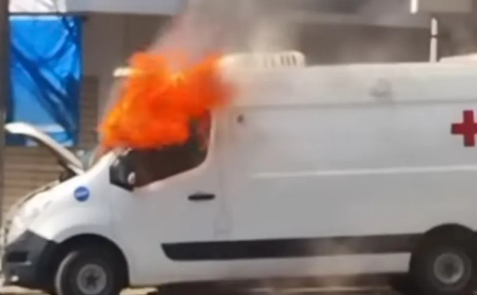 Imagem ilustrativa da imagem VÍDEO | Ambulância pega fogo e motorista corre para se salvar no Noroeste do ES
