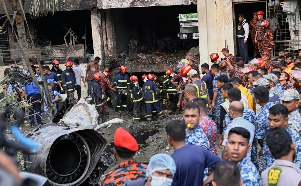 Imagem ilustrativa da imagem Avião militar cai em escola em Bangladesh e deixa ao menos 19 mortos