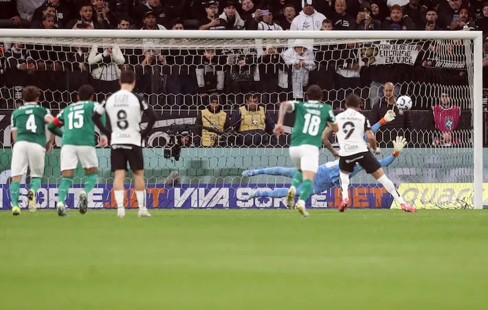 Imagem ilustrativa da imagem CBF divulga áudio do VAR de pênalti em Corinthians x Palmeiras: ‘Mete a trava na canela’