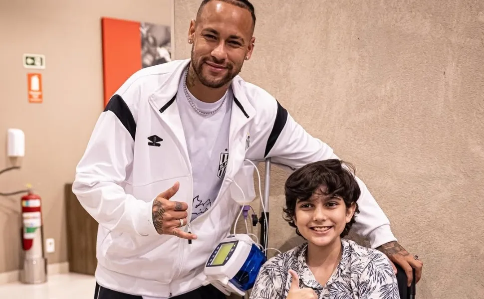 Imagem ilustrativa da imagem Capixaba com síndrome rara recebe camisa autografada de Neymar