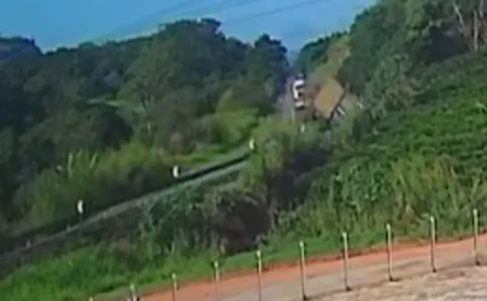 Imagem ilustrativa da imagem Carreta tomba na BR-101 e complica trânsito em Ibiraçu; Veja vídeo