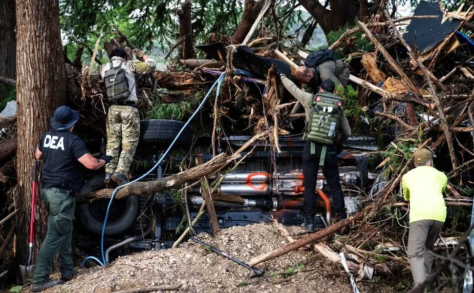 Imagem ilustrativa da imagem Casa Branca nega culpa em enchente com 103 mortos: 'um ato de Deus'