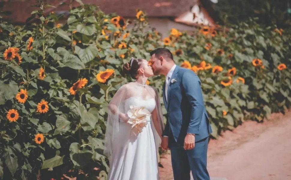 Imagem ilustrativa da imagem Casal do ES planta mais de mil girassóis para decorar cerimônia de casamento