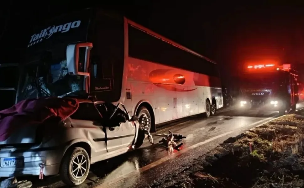Imagem ilustrativa da imagem Cinco morrem em acidente entre carro e ônibus de romeiros em Minas Gerais