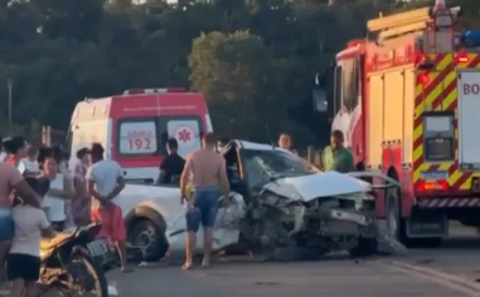 Imagem ilustrativa da imagem Criança e jovem morrem após picape capotar no Norte do ES