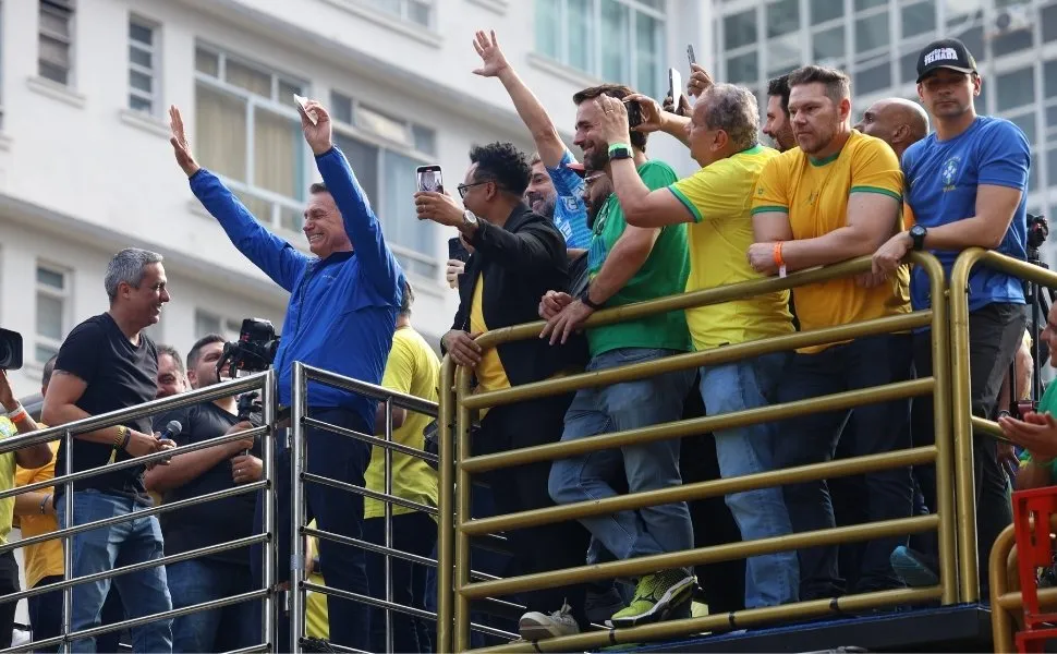 Imagem ilustrativa da imagem De tornozeleira, Bolsonaro participa de motociata em Brasília