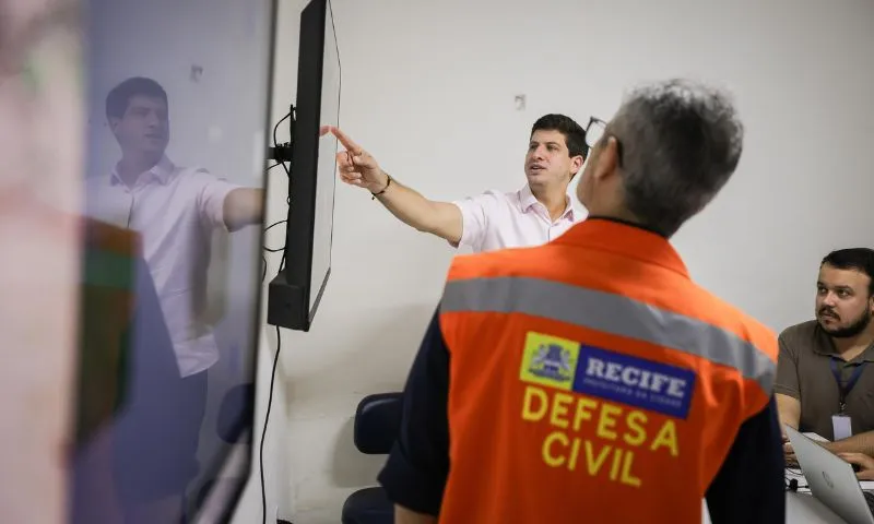 Imagem ilustrativa da imagem Defesa Civil do Recife reforça monitoramento em áreas de morro após chuvas intensas