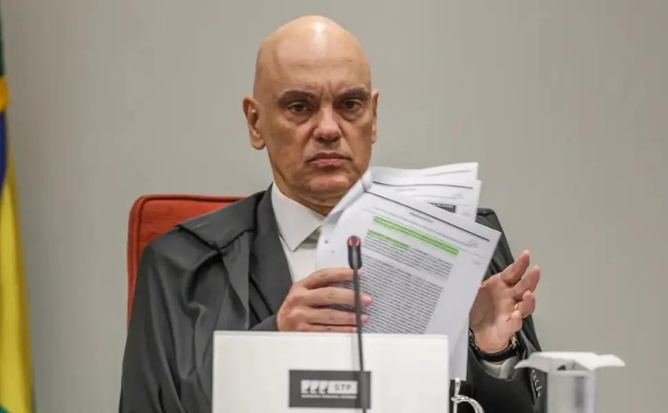 Imagem ilustrativa da imagem Eduardo aumenta ilícitos após tornozeleira em Bolsonaro, diz Moraes