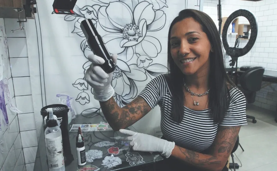 Imagem ilustrativa da imagem Entenda a proibição do Conselho de Medicina para uso de anestesia em tatuagens