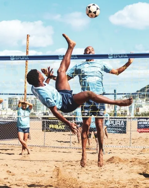Imagem ilustrativa da imagem Etapa do Campeonato Estadual de futevôlei movimenta a praia de Camburi