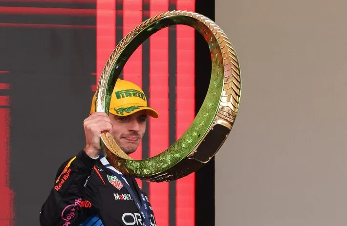 Imagem ilustrativa da imagem F1: Verstappen enterra rumores e confirma permanência na Red Bull para 2026