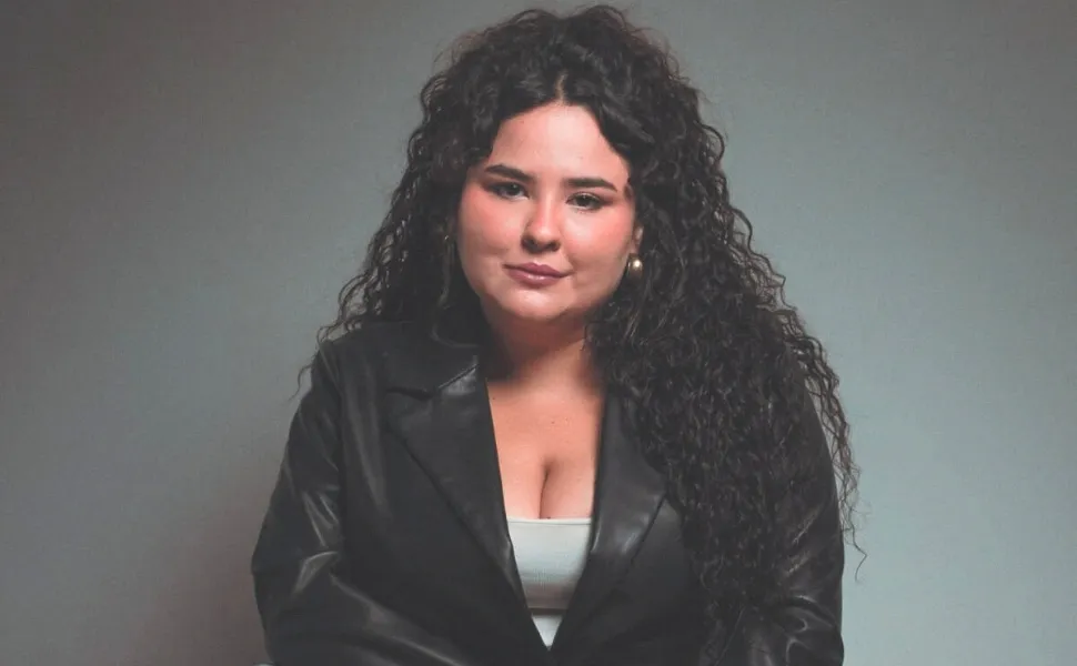 Imagem ilustrativa da imagem "Fazia coisas perigosas para mudar minha aparência", diz atriz Castorine