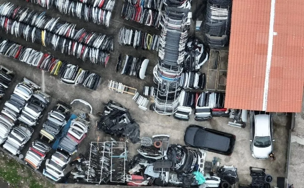 Imagem ilustrativa da imagem Ferro-velho com peças de carros roubados é fechado em Vila Velha e dono é preso