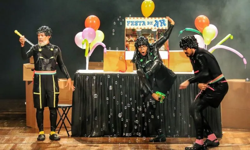 Imagem ilustrativa da imagem Festival de Teatro encerra férias com histórias que encantam crianças e famílias