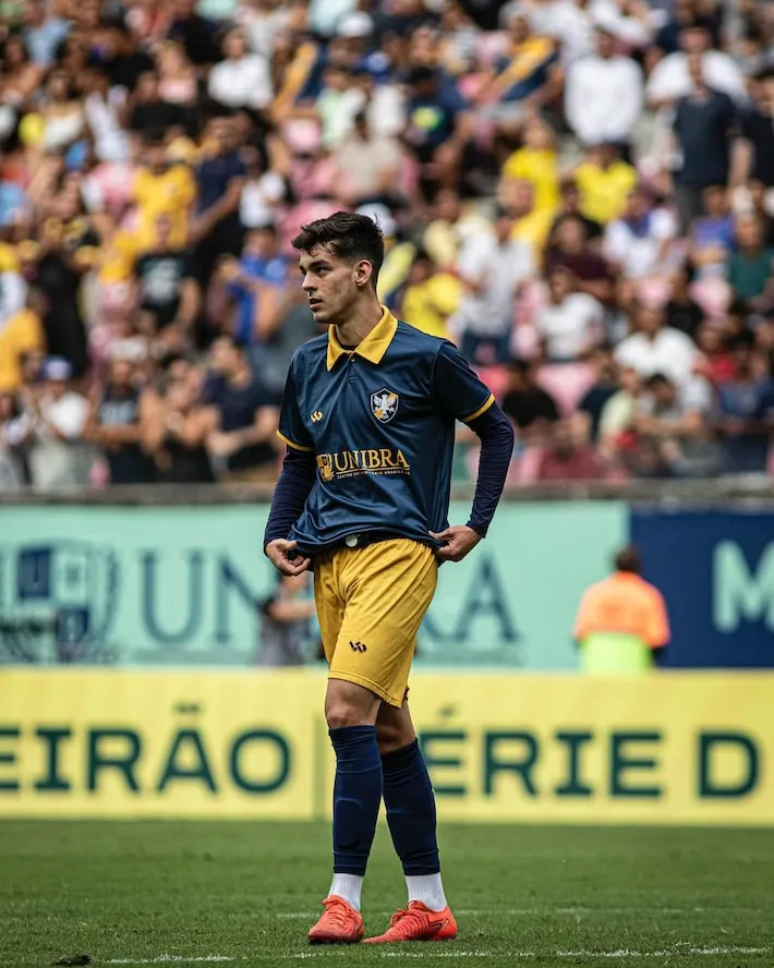 Imagem ilustrativa da imagem Filho do presidente do Retrô leva bolada, faz gol sem querer e precisa ser substituído; assista