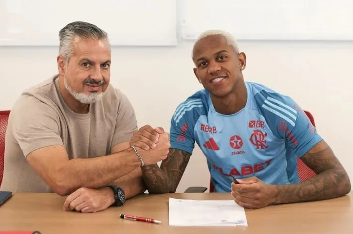 Imagem ilustrativa da imagem Flamengo aumenta salário e multa rescisória de Wallace Yan para se precaver de investidas