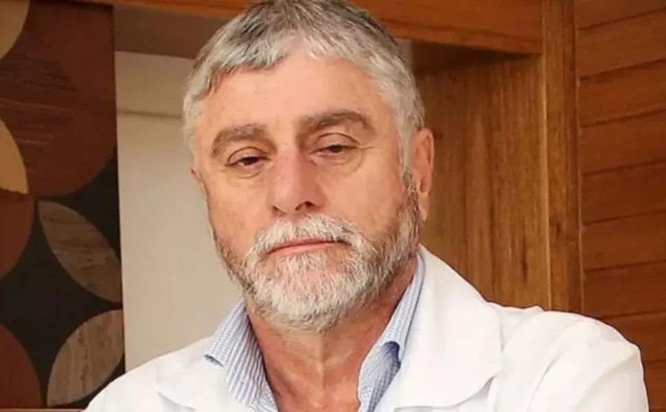 Imagem ilustrativa da imagem Flamengo demite médico Runco após mensagem polêmica sobre De La Cruz