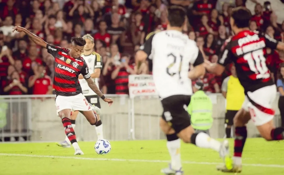 Imagem ilustrativa da imagem Flamengo ganha do Galo em prévia para Copa do Brasil e vira líder do Brasileirão