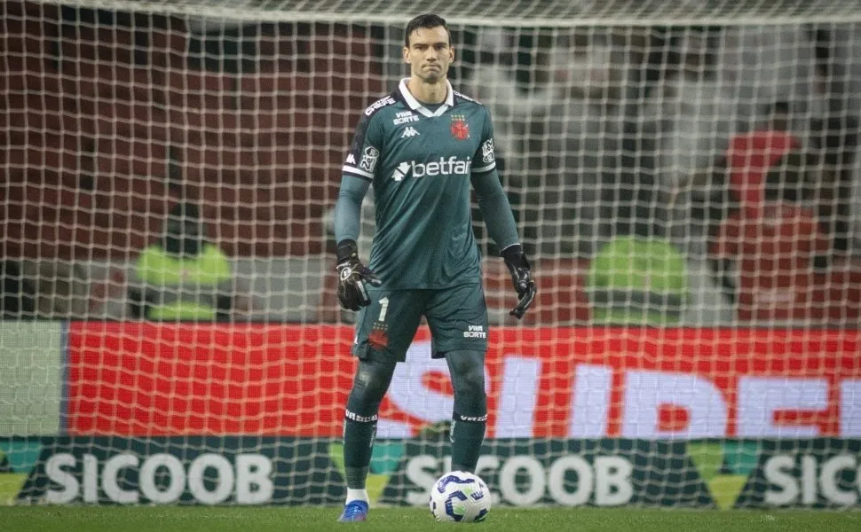 Imagem ilustrativa da imagem Goleiro do Vasco expulso por cera tem hematoma e contusão por trauma, aponta exame