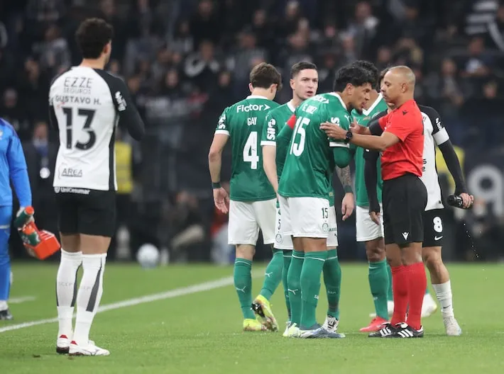 Imagem ilustrativa da imagem Gómez estava impedido? Entenda regra e decisão do VAR em Corinthians x Palmeiras