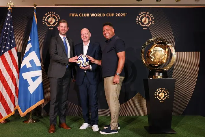 Imagem ilustrativa da imagem Infantino se reúne com Ronaldo e filho de Trump e anuncia escritório da Fifa na Trump Tower