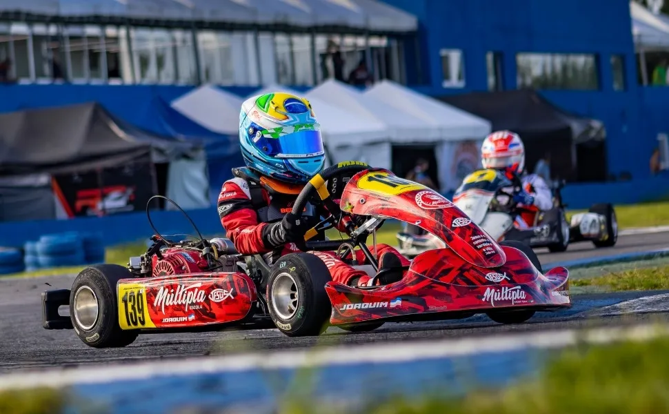 Imagem ilustrativa da imagem Irmãos capixabas estreiam em provas nacionais na Copa Brasil de Kart