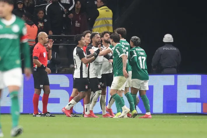 Imagem ilustrativa da imagem Isqueiro, vape e copos: Corinthians pode ser punido por objetos atirados em campo no Dérbi