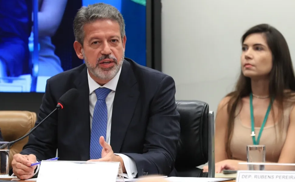 Imagem ilustrativa da imagem Lira mantém IR de 10% para renda alta e amplia isenção até R$ 7.350