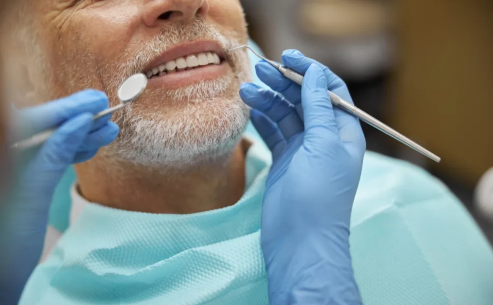 Imagem ilustrativa da imagem Mais idosos fazem implante dentário para ter sorriso de volta