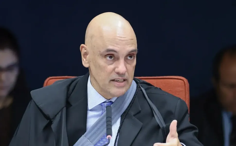 Imagem ilustrativa da imagem Moraes decide não prender Bolsonaro por descumprimento de cautelar