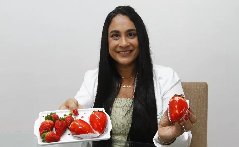 Imagem ilustrativa da imagem Morango do amor: dentistas e nutricionistas avaliam doce que viralizou