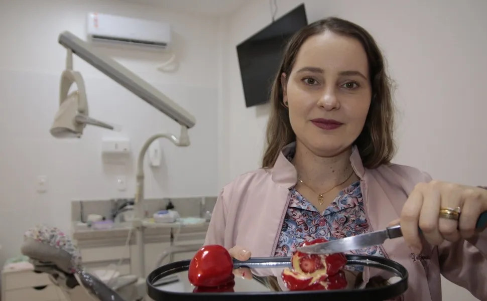 Imagem ilustrativa da imagem Morango do amor: dentistas e nutricionistas avaliam doce que viralizou