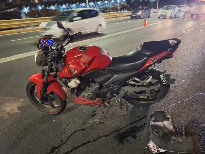 Imagem ilustrativa da imagem Motociclista morre ao ser atingido por carro e cair de ponte em Florianópolis