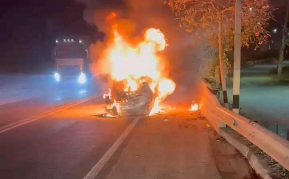 Imagem ilustrativa da imagem Motorista embriagado capota carro e veículo pega fogo na BR-259 em Colatina