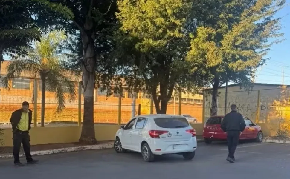 Imagem ilustrativa da imagem Mulher vai dirigindo até unidade do Detran no DF para tirar CNH e é multada