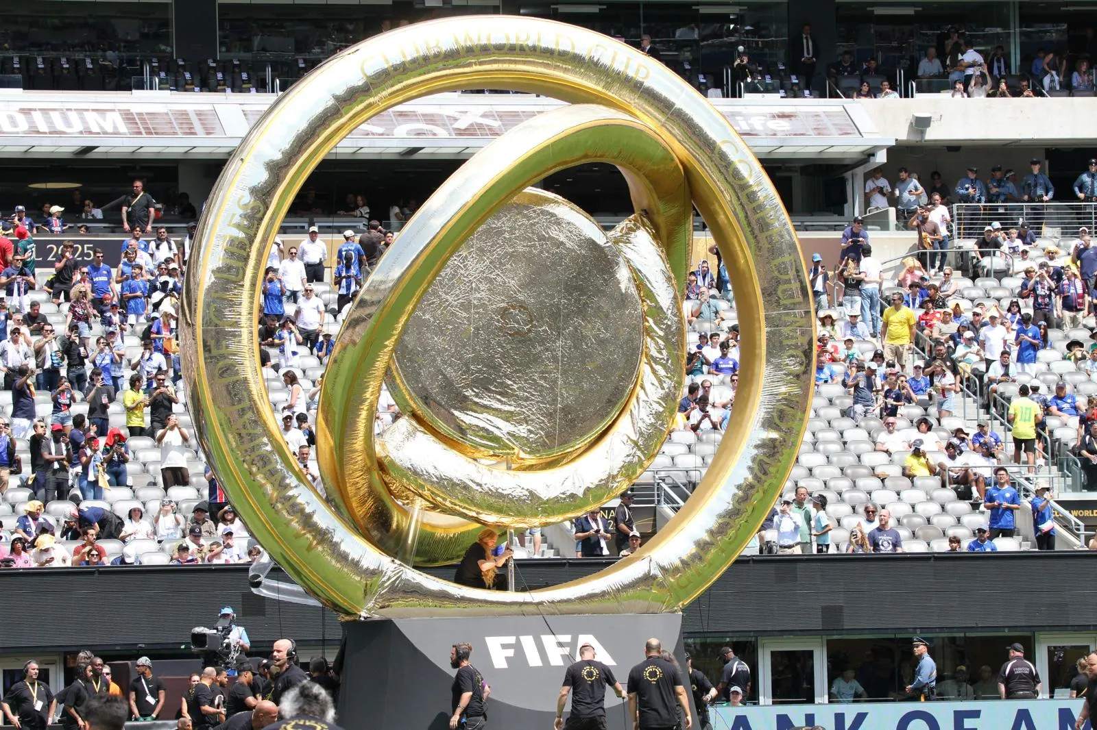 Imagem ilustrativa da imagem O mundo é azul: veja fotos da final da Copa do Mundo de Clubes
