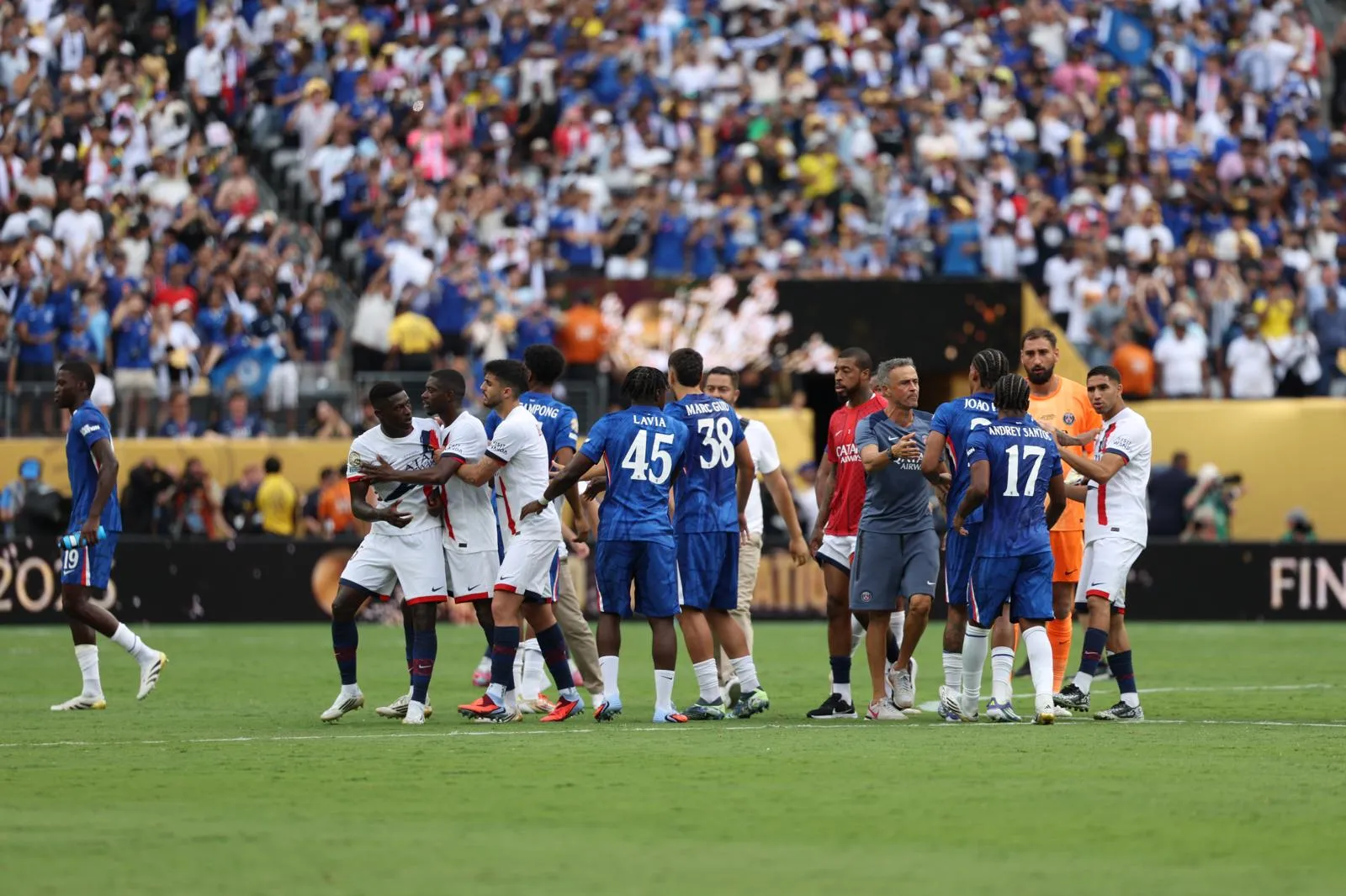 Imagem ilustrativa da imagem O mundo é azul: veja fotos da final da Copa do Mundo de Clubes