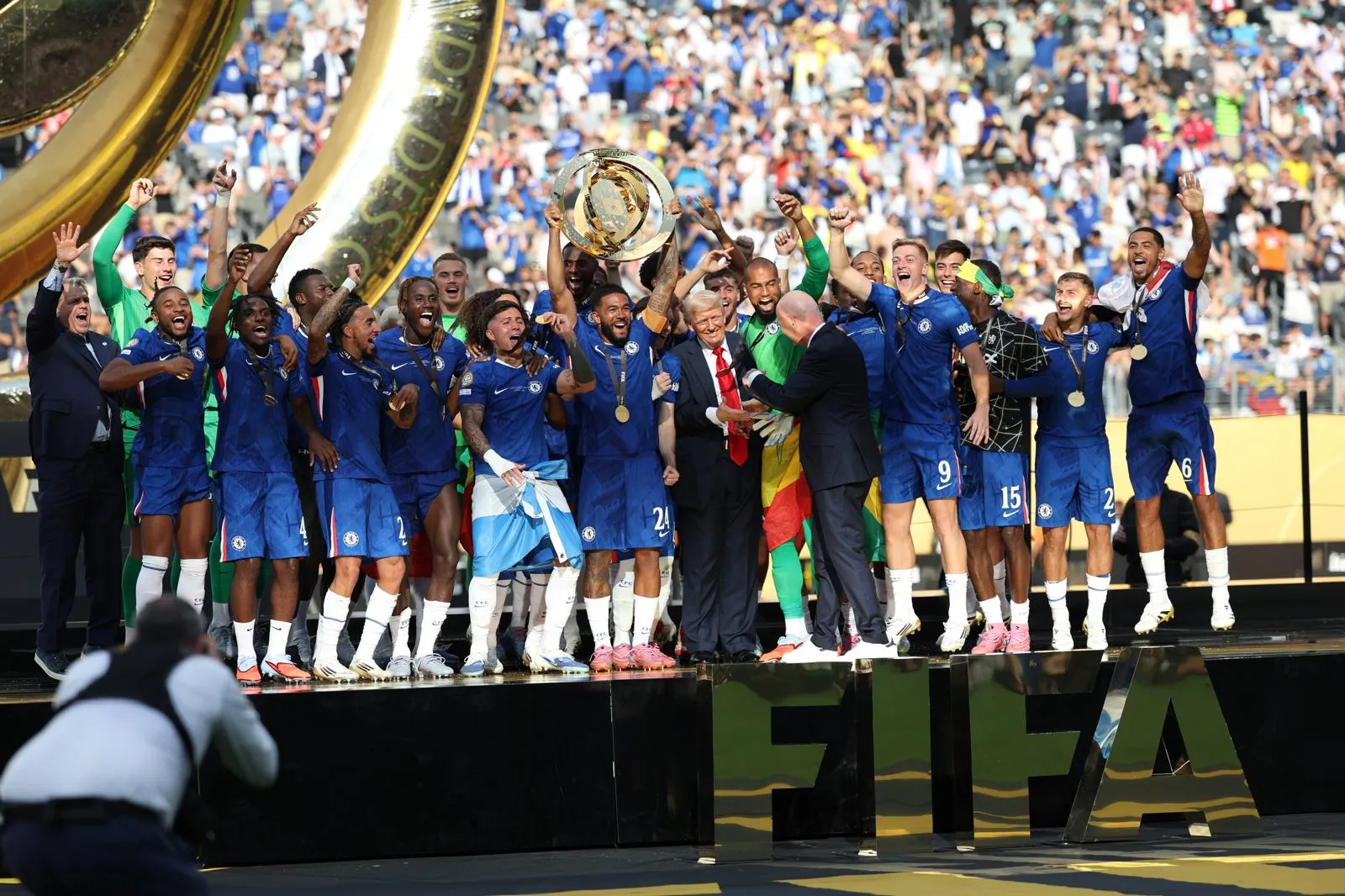 Imagem ilustrativa da imagem O mundo é azul: veja fotos da final da Copa do Mundo de Clubes