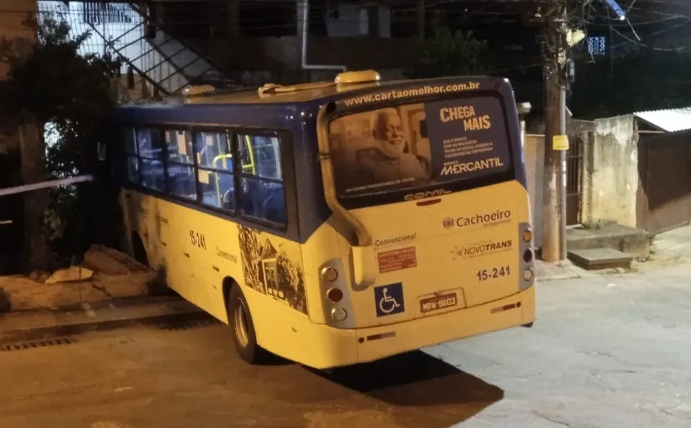 Imagem ilustrativa da imagem Ônibus atinge casa após motorista perder o controle no Sul do ES