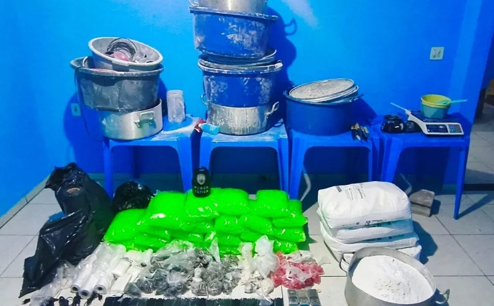 Imagem ilustrativa da imagem PM fecha laboratório de drogas e apreende mais de 2 mil pinos de cocaína no ES