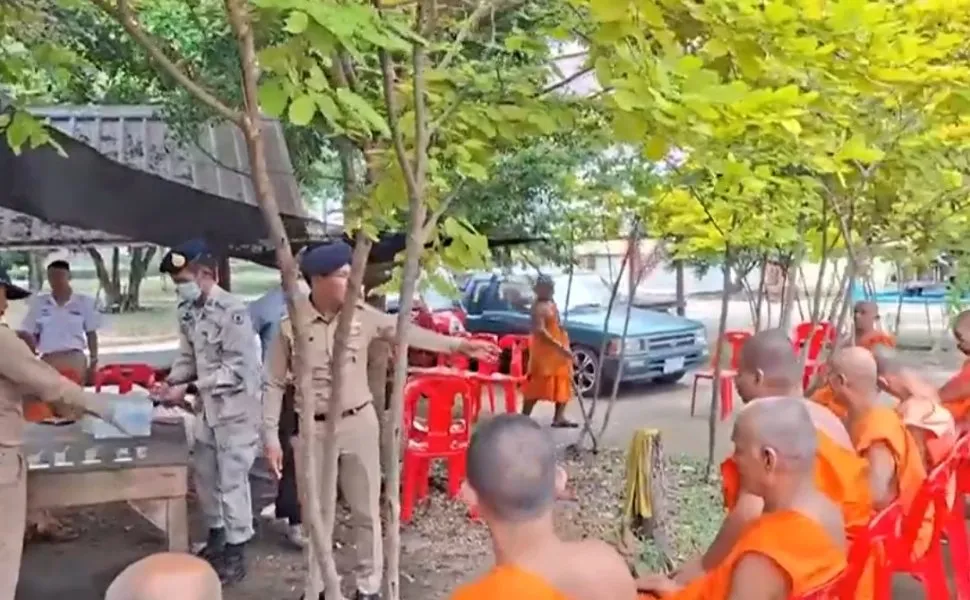 Imagem ilustrativa da imagem Polícia da Tailândia flagra monges budistas que consumiam metanfetamina em templo