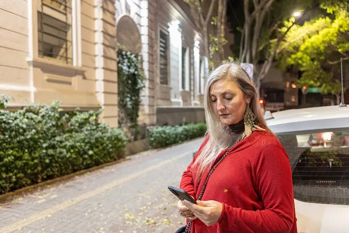 Imagem ilustrativa da imagem ‘Precisei usar apps com carros blindados para me sentir segura’, diz vítima de roubo na Faria Lima